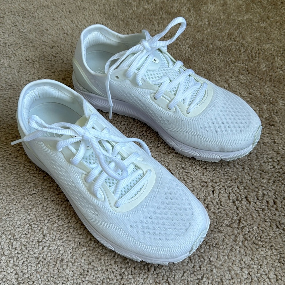 Under Armour Women’s White Sneaker Size 6